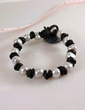 Load image into Gallery viewer, Double barrel knotted Pearl bracelet