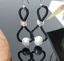 Load image into Gallery viewer, Thick leather and Pearl double infinity loop earrings