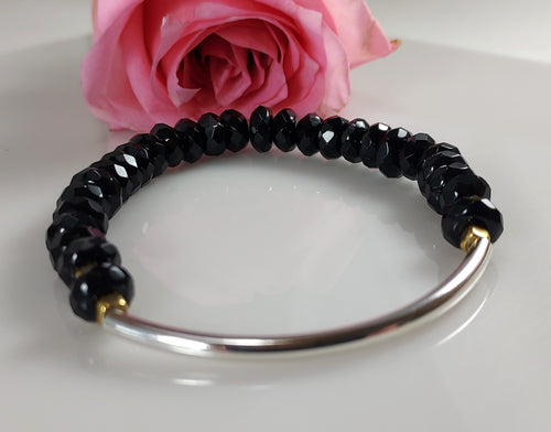 Black Onyx, Silver and Brass stretch bracelet bykatejewelry.